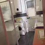 Mane アパート トロギール