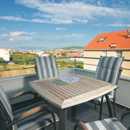 Mane アパート トロギール