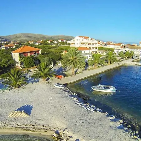 アパート Mane トロギール