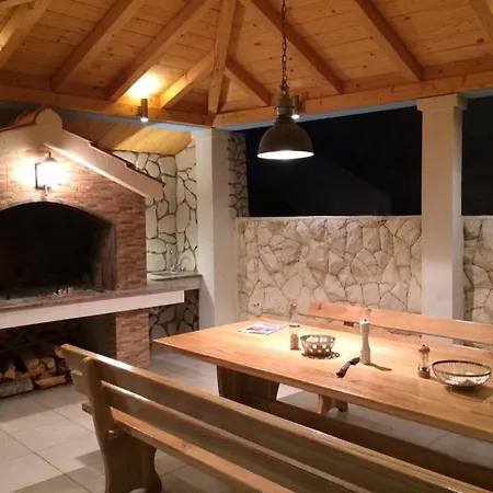 アパート Mane トロギール